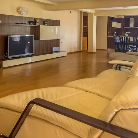Super Big 4 Bedrooms Flat With Parking - Top Center Apartamento Varna