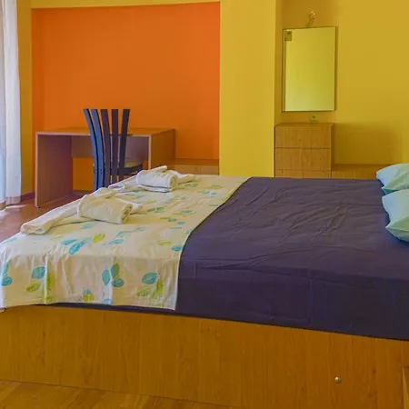 Super Big 4 Bedrooms Flat With Parking - Top Center *