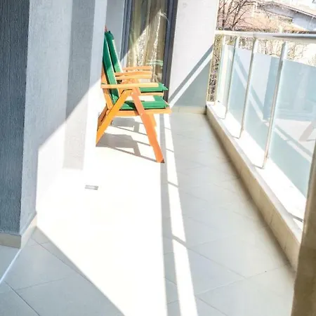Super Big 4 Bedrooms Flat With Parking - Top Center *