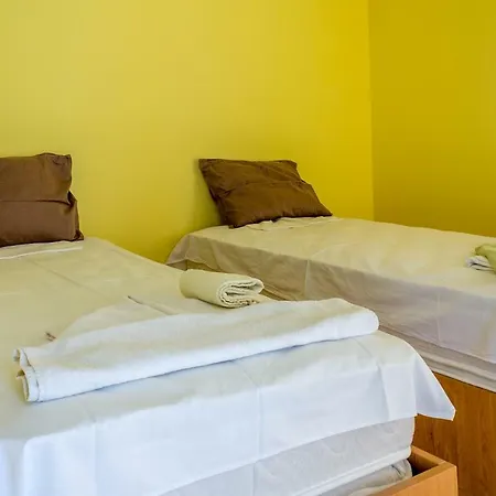 Super Big 4 Bedrooms Flat With Parking - Top Center *