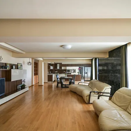 Super Big 4 Bedrooms Flat With Parking - Top Center Varna