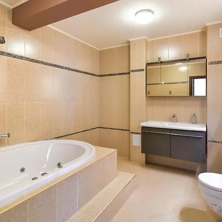 Super Big 4 Bedrooms Flat With Parking - Top Center *
