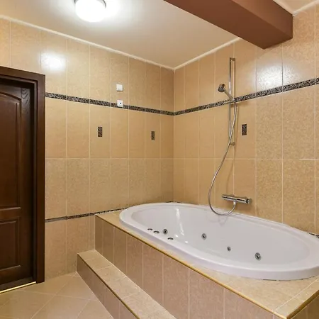 Super Big 4 Bedrooms Flat With Parking - Top Center