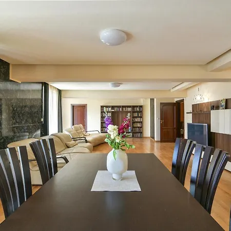 Super Big 4 Bedrooms Flat With Parking - Top Center Apartamento Varna