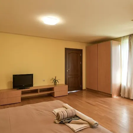 Super Big 4 Bedrooms Flat With Parking - Top Center *