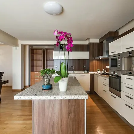 Super Big 4 Bedrooms Flat With Parking - Top Center *