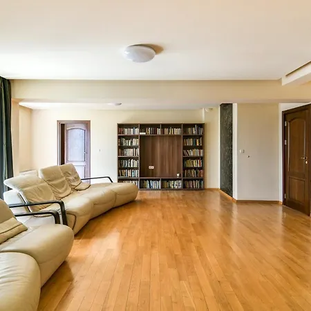 Super Big 4 Bedrooms Flat With Parking - Top Center *