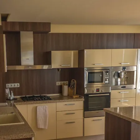Super Big 4 Bedrooms Flat With Parking - Top Center Apartment *