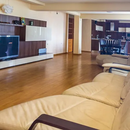 Apartment Super Big 4 Bedrooms Flat With Parking - Top Center