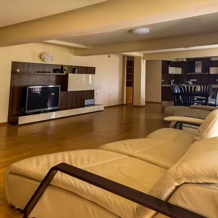 Super Big 4 Bedrooms Flat With Parking - Top Center Apartment Varna