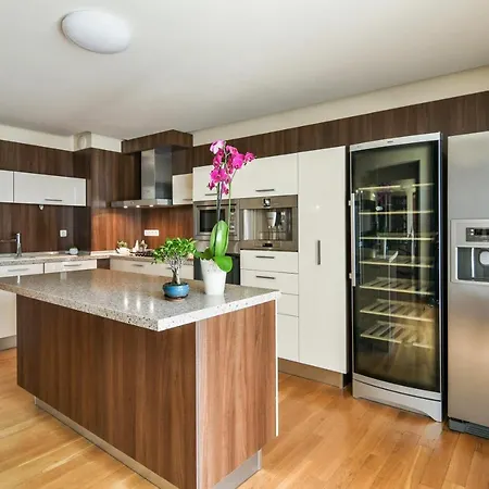 Apartment Super Big 4 Bedrooms Flat With Parking - Top Center *