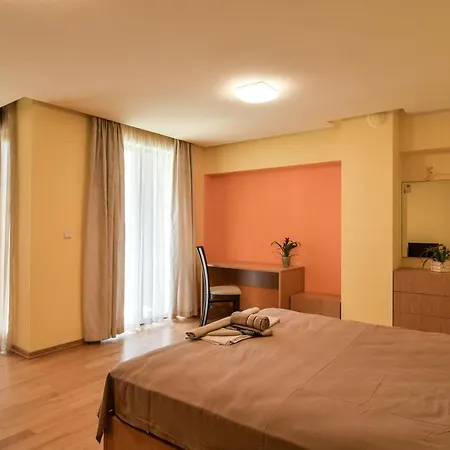 Super Big 4 Bedrooms Flat With Parking - Top Center Apartment *