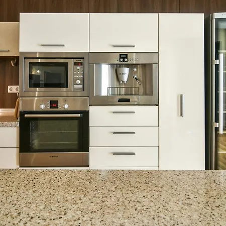 Apartment Super Big 4 Bedrooms Flat With Parking - Top Center *