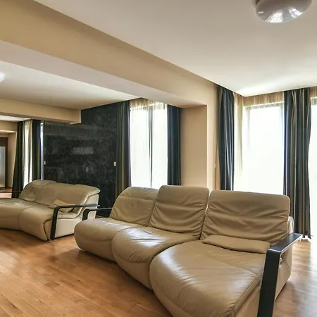 Super Big 4 Bedrooms Flat With Parking - Top Center *